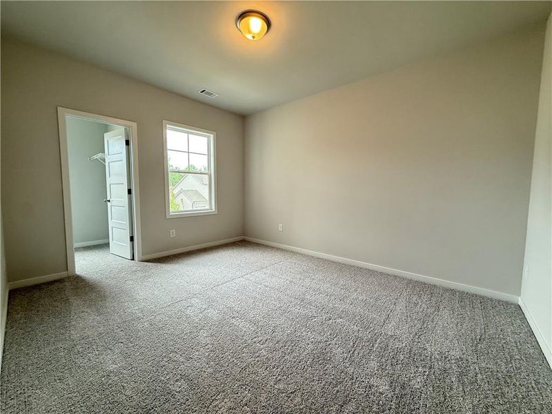 Spacious, unfurnished interior of a new home in Ponderosa Farms Manor, Gainesville (Image 34).