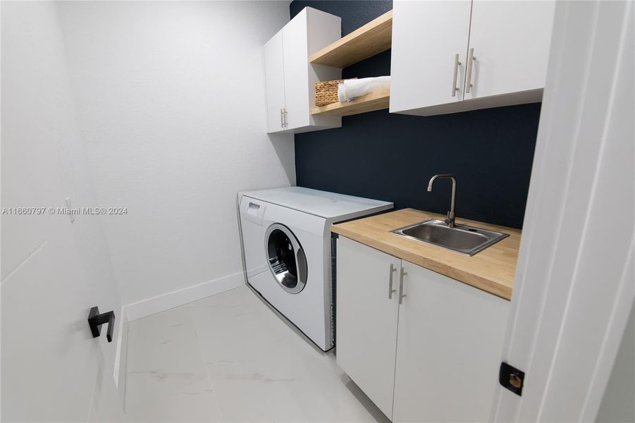 Furnished interior view inside a new home in , Cape Coral (Image 15).