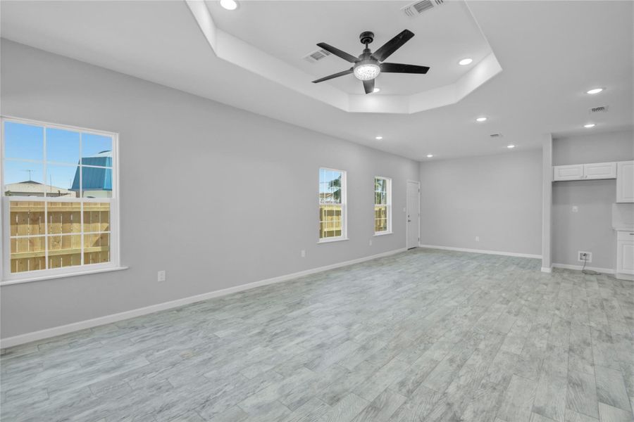 Spacious, unfurnished interior of a new home in , Freeport (Image 16).