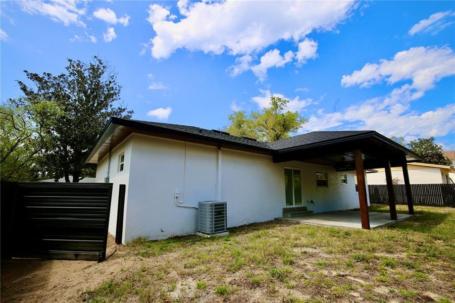 Exterior details and patio area of a home in , Orlando (Image 24).