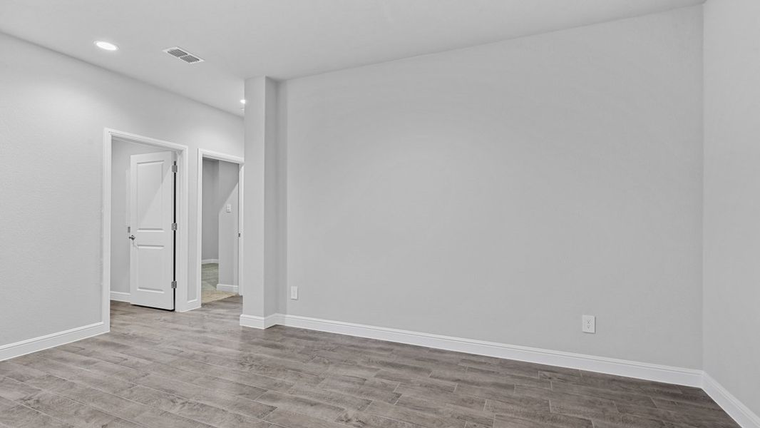 Spacious, unfurnished interior of a new home in Trails of Elizabeth Creek, Fort Worth (Image 16). Spacious, unfurnished interior of a new home in Trails of Elizabeth Creek, Fort Worth (Image 16).