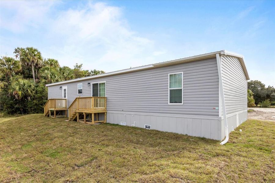 Exterior details and patio area of a home in , Okeechobee (Image 20).