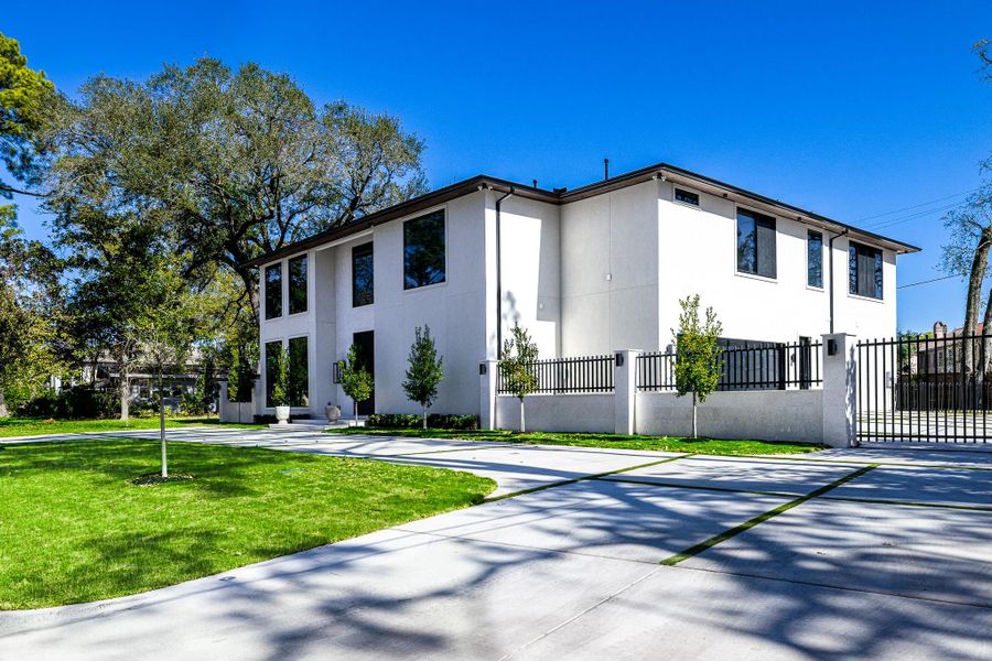 Side yard and private outdoor space. Side yard and private outdoor space.