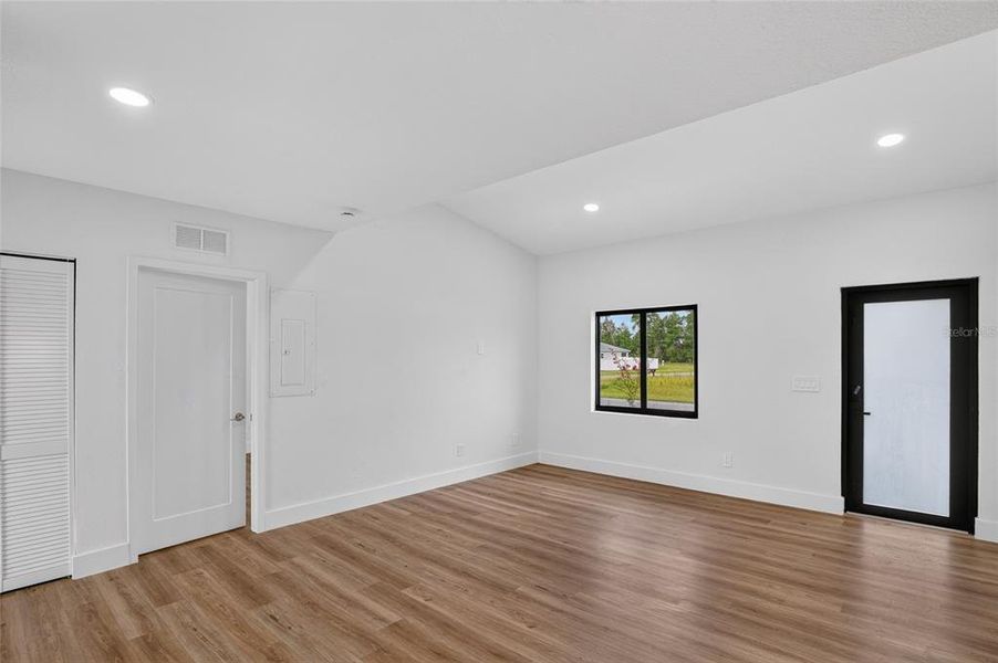 Spacious, unfurnished interior of a new home in , Ocala (Image 17).