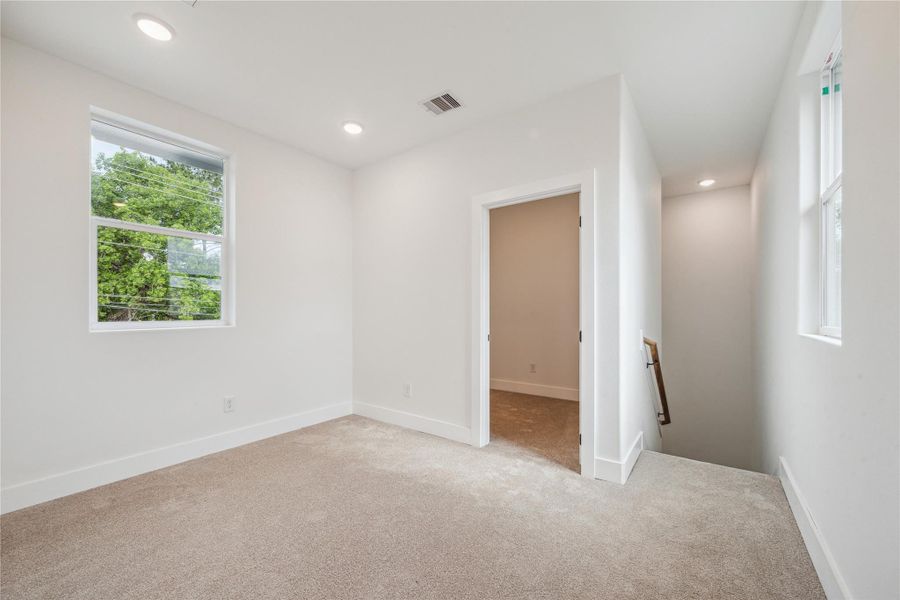 Spacious, unfurnished interior of a new home in , Santa Fe (Image 17).