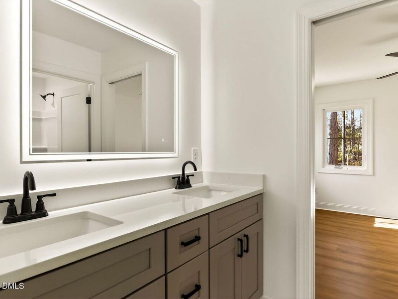 022-1280x960-jack-n-jill-bath