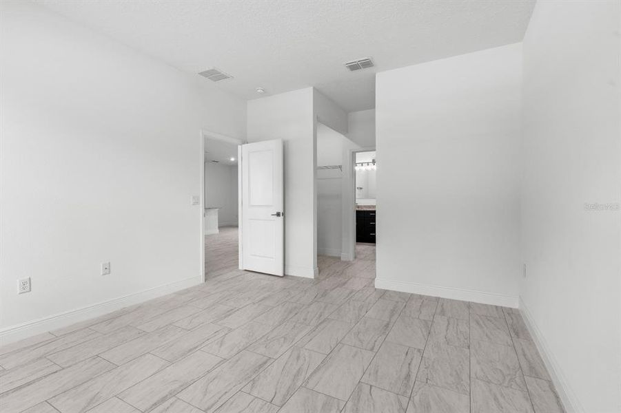Spacious, unfurnished interior of a new home in , Citrus Springs (Image 49).