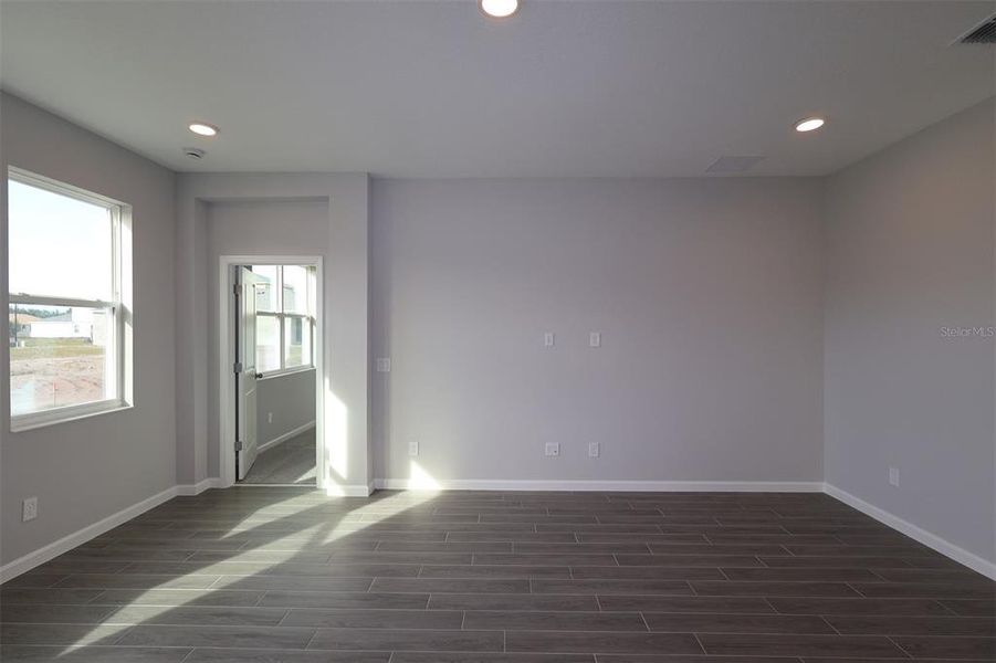 Spacious, unfurnished interior of a new home in Bay Lake Farms, St. Cloud (Image 32).