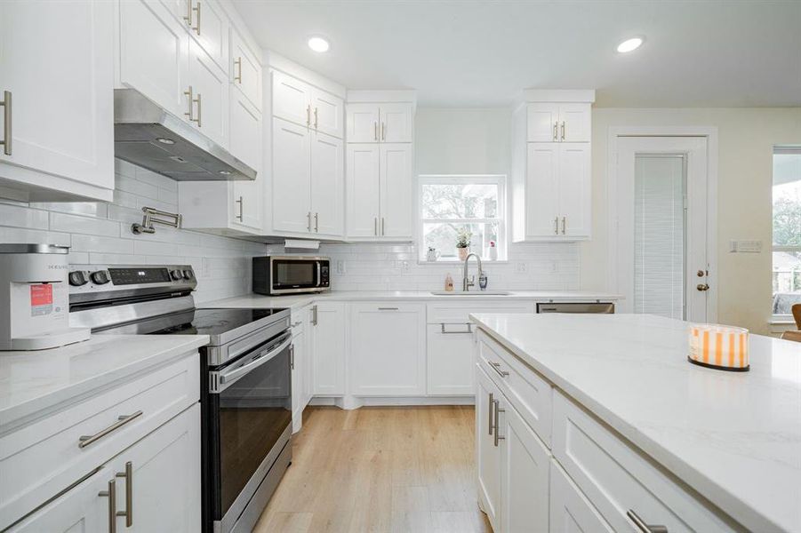 Furnished interior view inside a new home in , Gun Barrel City (Image 19).