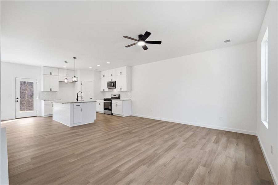 Spacious, unfurnished interior of a new home in , Jasper (Image 46).