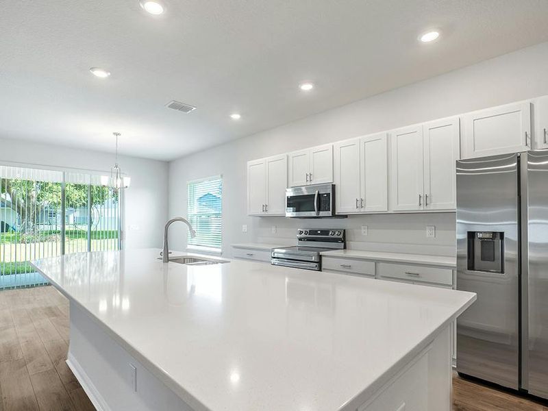 Sunny, open-layout 4-bedroom home for sale in Auburndale, Florida!