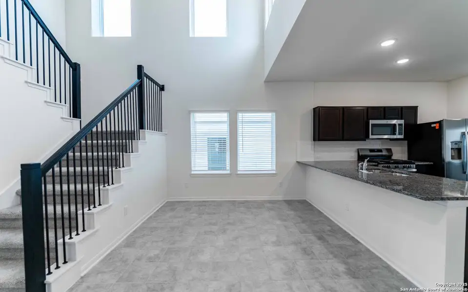 Spacious, unfurnished interior of a new home in Hunter's Ranch, San Antonio (Image 7).