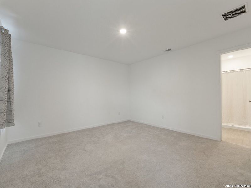 Spacious, unfurnished interior of a new home in Crescent Hills, San Antonio (Image 18).