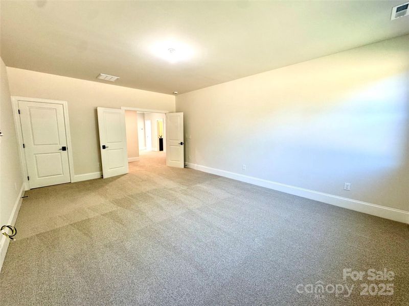 Spacious, unfurnished interior of a new home in Saddlehorn, Troutman (Image 32).