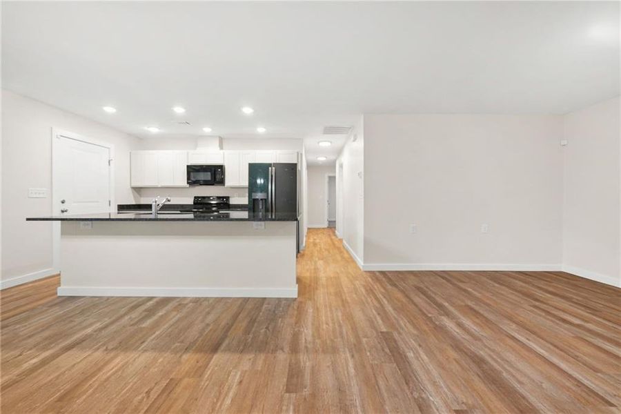 Spacious, unfurnished interior of a new home in , Atlanta (Image 25).