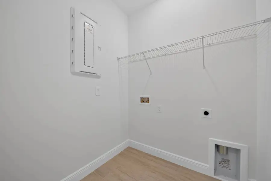 Spacious, unfurnished interior of a new home in Lake Cawood Cove, Windermere (Image 20).