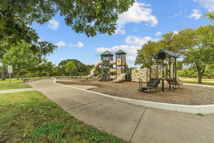 Community amenities in Meadow Park, Ponder (Image 4).