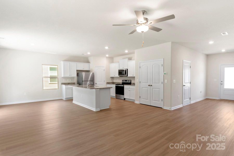 Spacious, unfurnished interior of a new home in Stagecoach Station, Gastonia (Image 14).