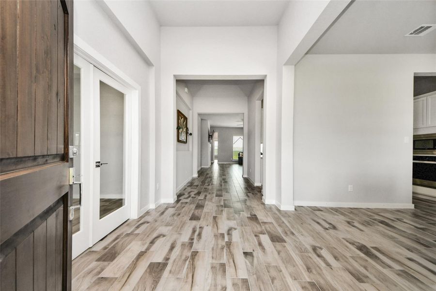 Spacious, unfurnished interior of a new home in Elm Estates, Angleton (Image 22).