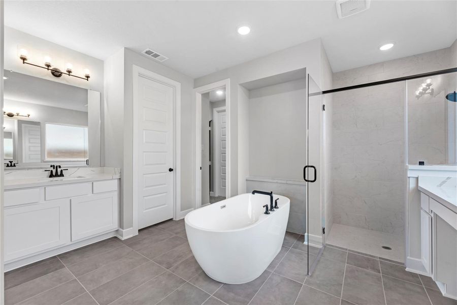 Furnished interior view inside a new home in Sienna, Missouri City (Image 9).