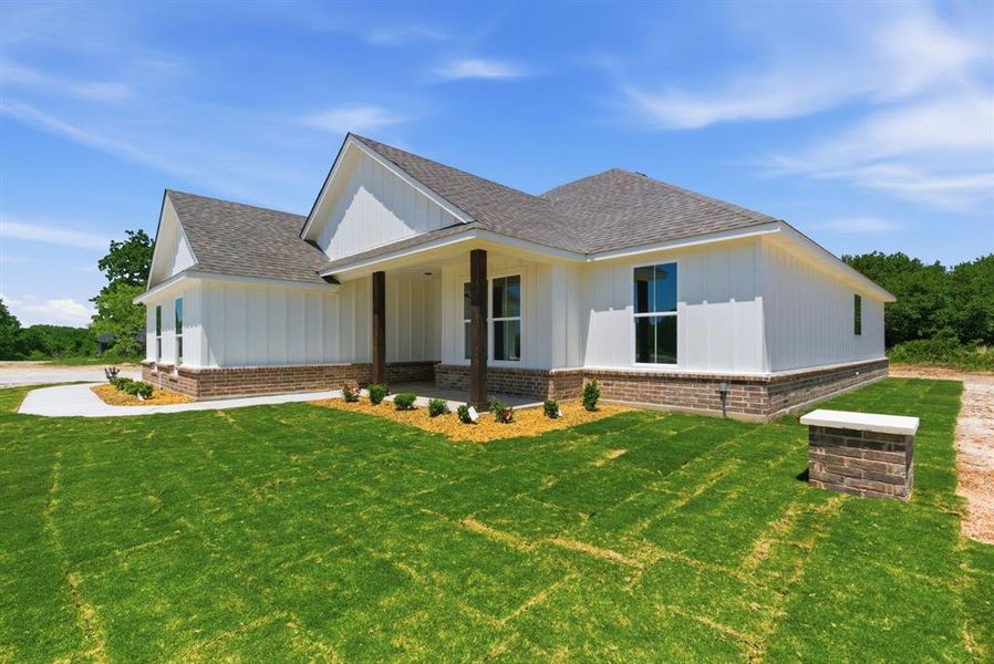 Exterior details and patio area of a home in , Weatherford (Image 4).
