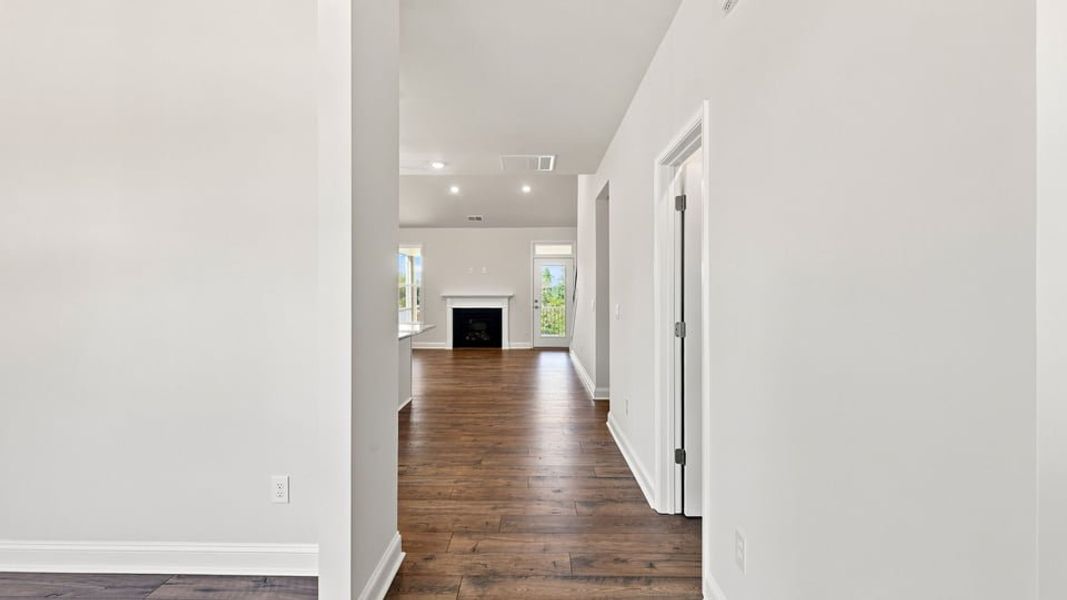 Spacious, unfurnished interior of a new home in Shadowood, Seneca (Image 12).