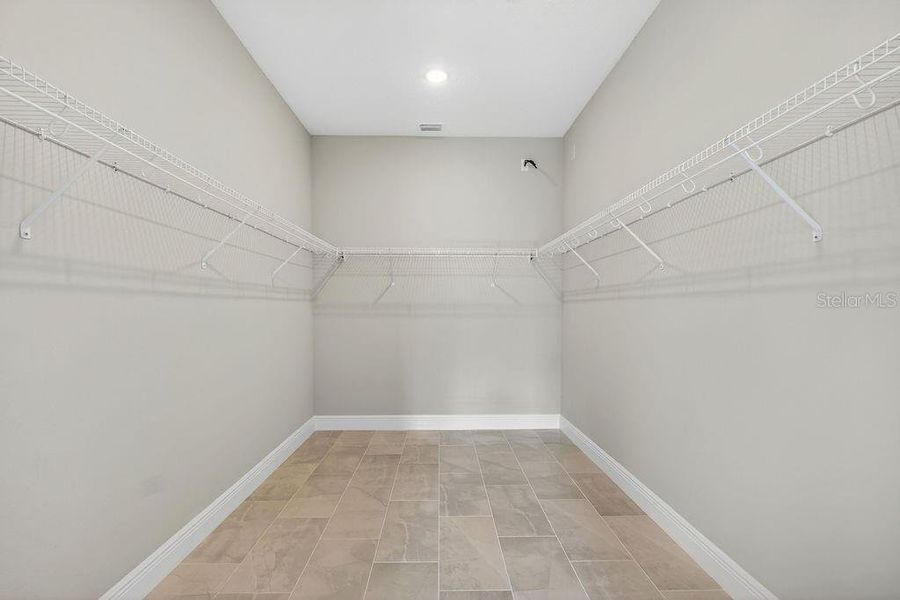 Spacious, unfurnished interior of a new home in , Mount Dora (Image 21).