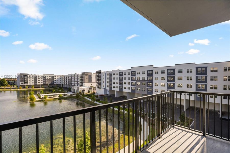 Condo located in Orlando, FL showcasing its design and architecture (Image 25).