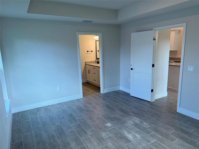Spacious, unfurnished interior of a new home in Port Charlotte, Port Charlotte (Image 10).