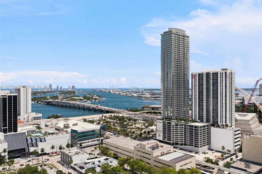 Condo located in Miami, FL showcasing its design and architecture (Image 29). Condo located in Miami, FL showcasing its design and architecture (Image 29).