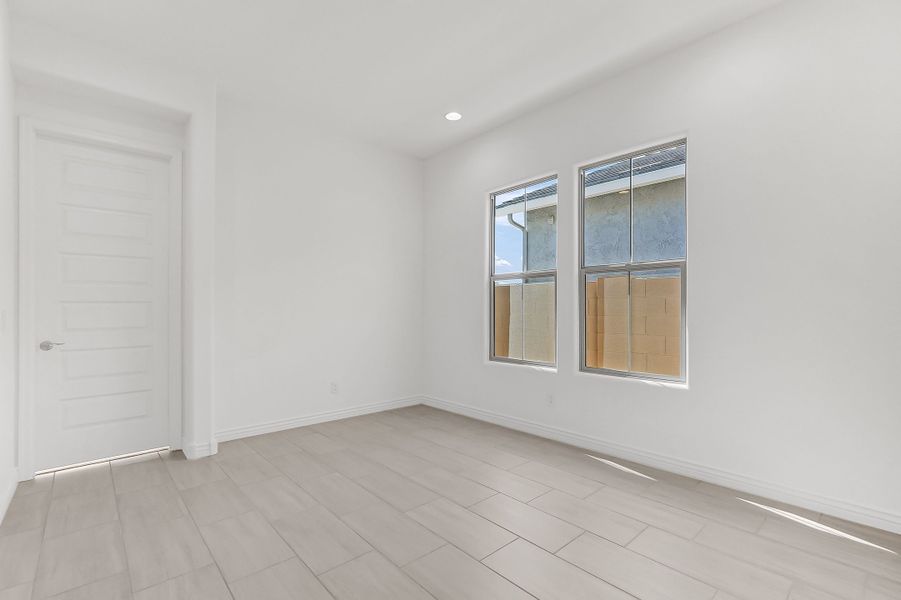 Spacious, unfurnished interior of a new home in Aloravita South, Peoria (Image 34).