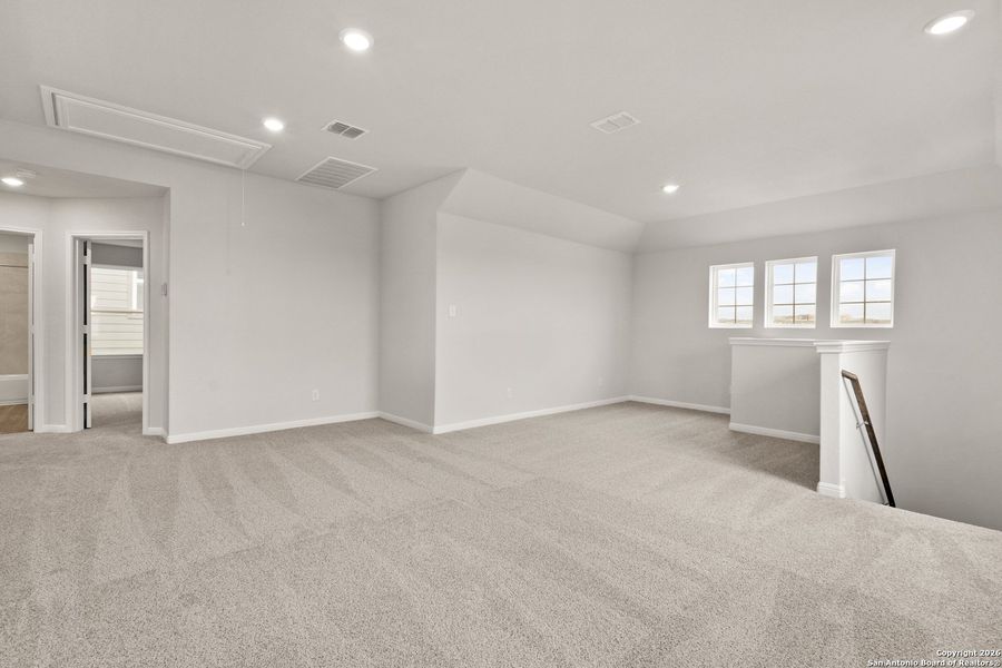 Spacious, unfurnished interior of a new home in Cinco Lakes, San Antonio (Image 11).