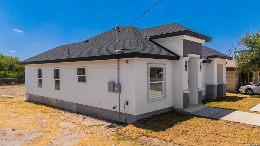 Exterior details and patio area of a home in , Eagle Pass (Image 3).