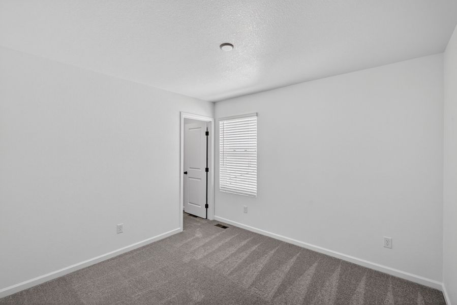 Spacious, unfurnished interior of a new home in Sky Ranch, Aurora (Image 13).