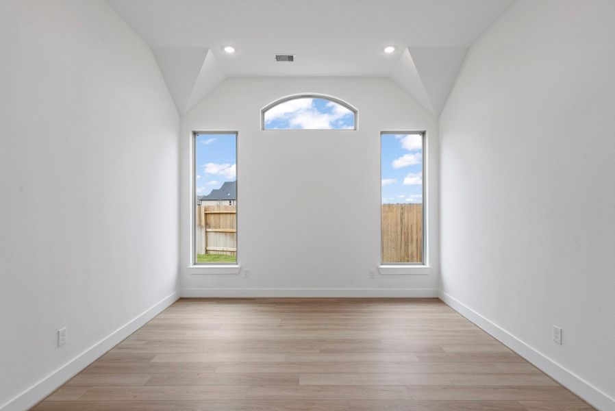 Spacious, unfurnished interior of a new home in Valencia 60', Manvel (Image 18).