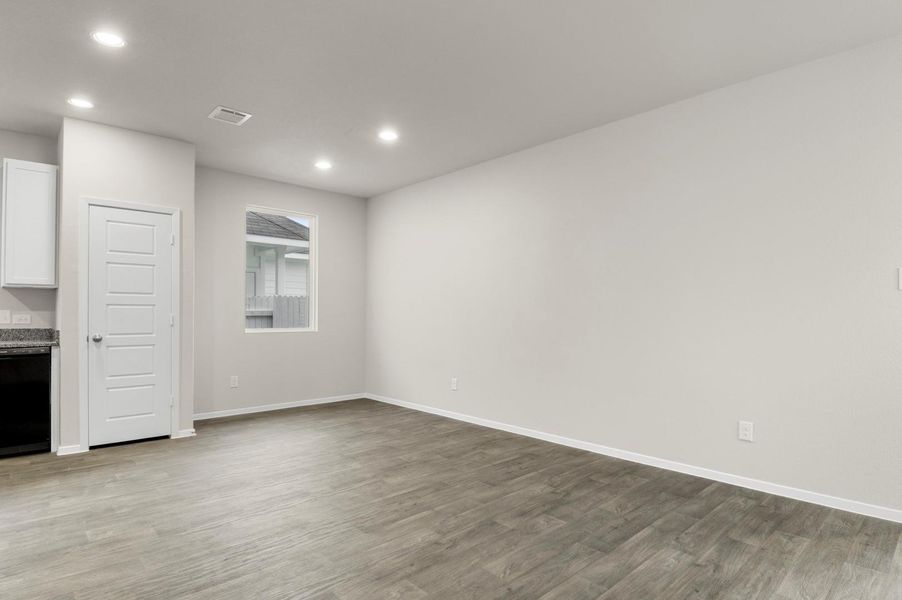 Spacious, unfurnished interior of a new home in Casetta Ranch, Kyle (Image 23).