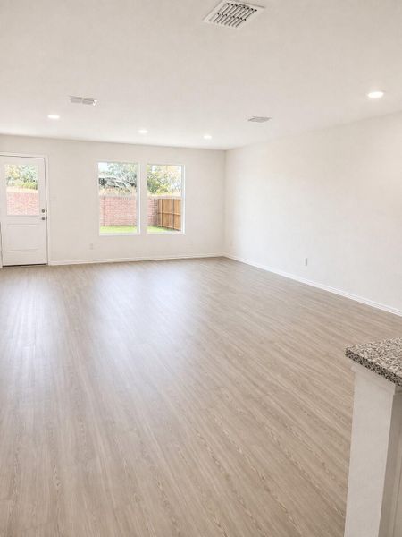Spacious, unfurnished interior of a new home in Verandah, Royse City (Image 7).