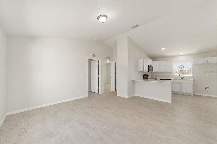 Spacious, unfurnished interior of a new home in , Belleview (Image 35).