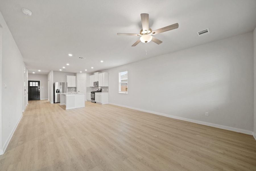 Spacious, unfurnished interior of a new home in Valor Park, Bay City (Image 16).