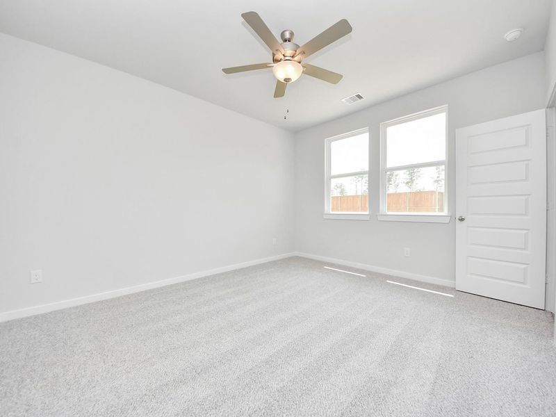 Spacious, unfurnished interior of a new home in Spring Branch Crossing, Conroe (Image 24).