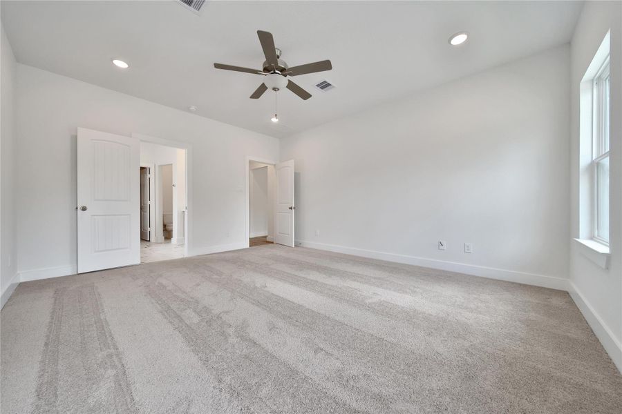 Spacious, unfurnished interior of a new home in Roman Forest, New Caney (Image 18).