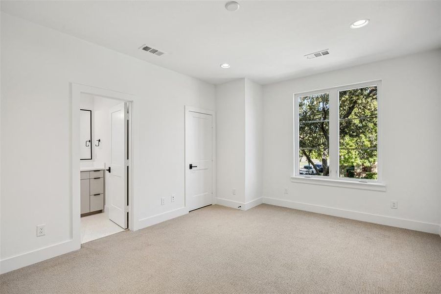 Spacious, unfurnished interior of a new home in , Dallas (Image 28).