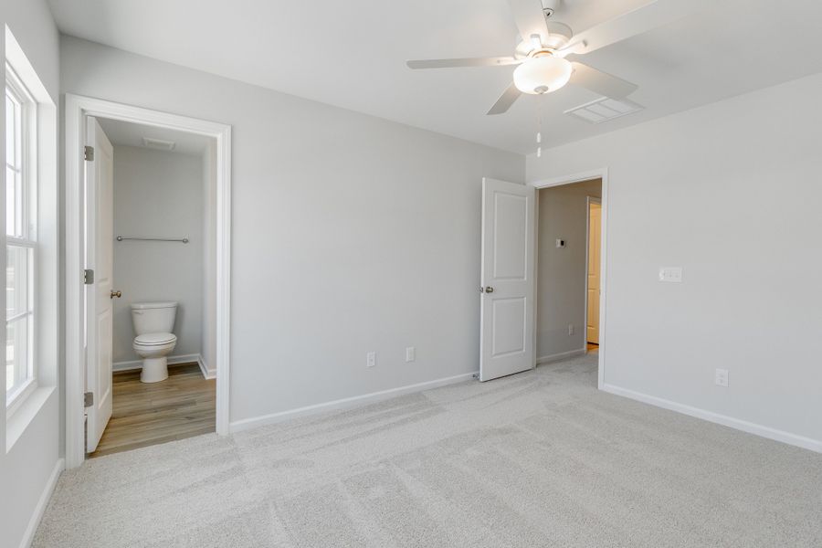 Spacious, unfurnished interior of a new home in Astoria, Columbia (Image 22).