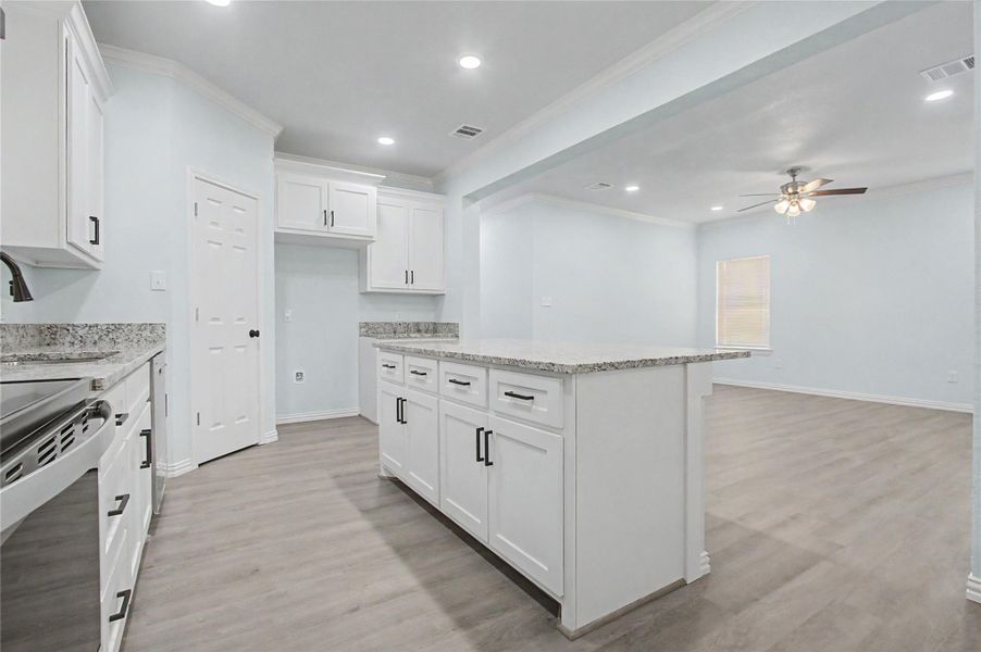 Furnished interior view inside a new home in , Navasota (Image 10).