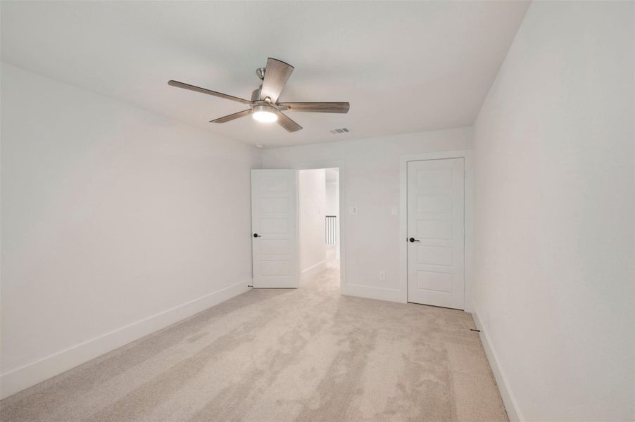 Spacious, unfurnished interior of a new home in Lone Star Landing, Montgomery (Image 25).