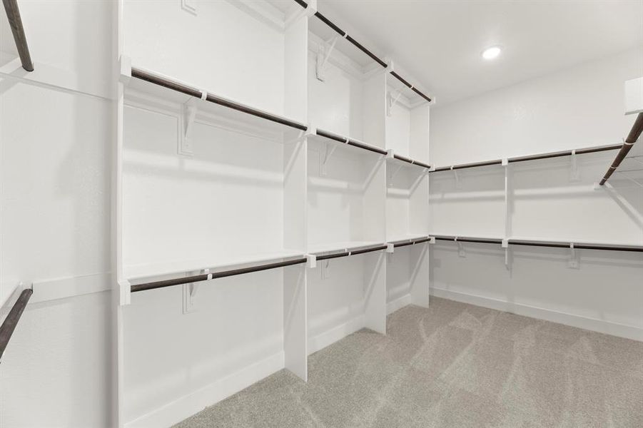 23. 6913 Cater - Closet
