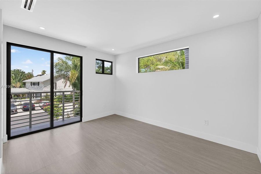 Spacious, unfurnished interior of a new home in , Fort Lauderdale (Image 29).