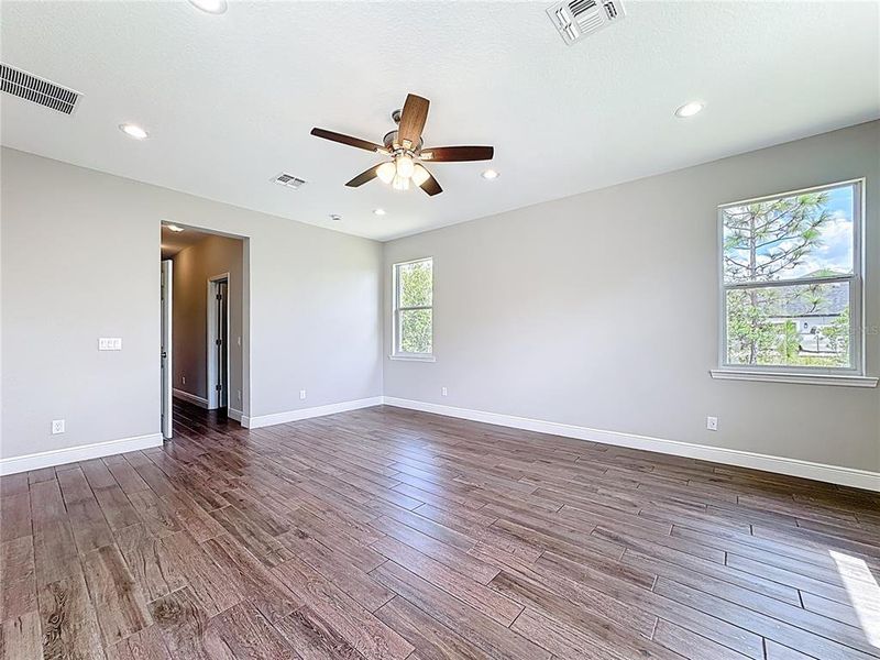 Spacious, unfurnished interior of a new home in , Orlando (Image 17).