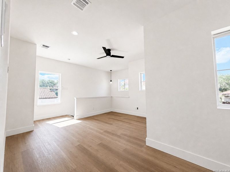 Spacious, unfurnished interior of a new home in , San Antonio (Image 23).