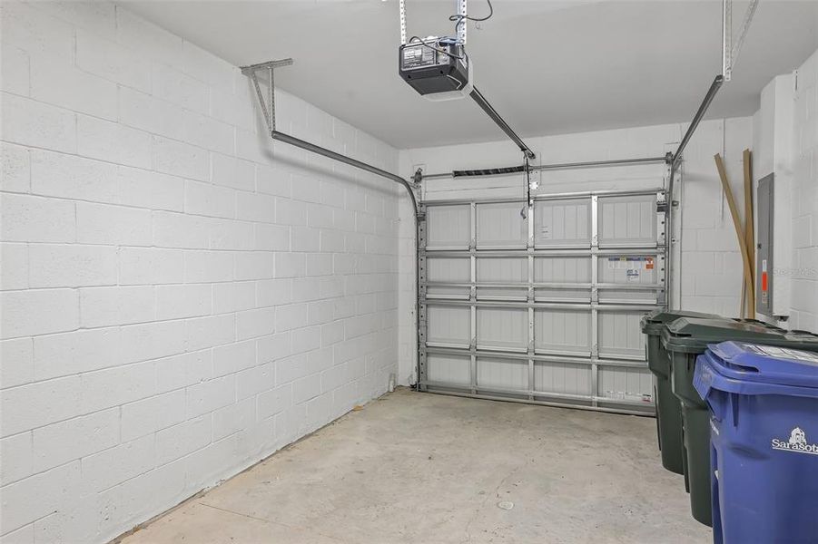 Spacious, unfurnished interior of a new home in , Sarasota (Image 22).